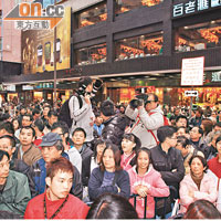 逾百歌迷擠滿攝影器材公司門口，欣賞HotCha表演。
