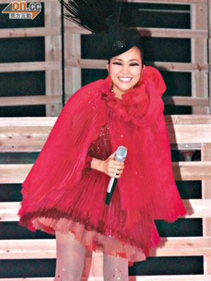 Kay昨晚穿上「鮮紅戰衣」上陣，笑着為個唱獻出完美歌聲。