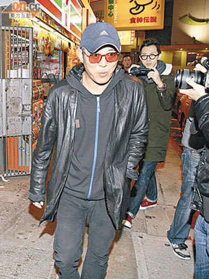 李連杰昨晚在九龍城離開時，吸引一眾記者採訪。