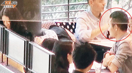 於餐廳內男伴（紅圈示）主動為JM及女友人拍攝合照，JM即時笑番。