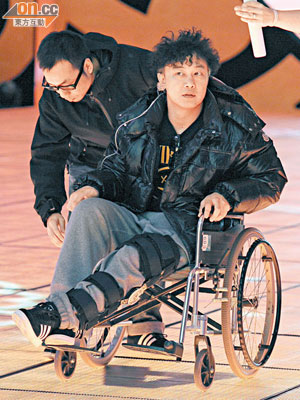 陳奕迅坐住輪椅現身，被迫收起調皮作風！