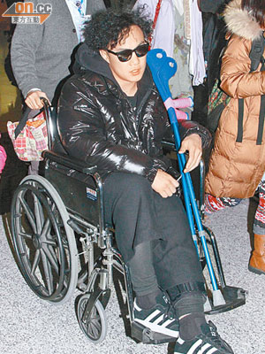 陳奕迅昨日坐輪椅離開機場。