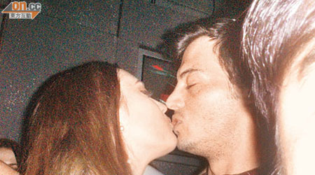 Sergio與女伴公然濕吻，冤氣爆燈。