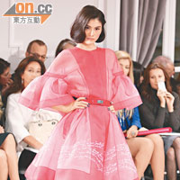 Dior的紅色、薄紗及透視，成為Couture經典三角。