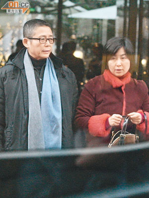 超瓊（右）與俞琤剛步出酒店之際揸實手袋，左右張望，明顯緊張。