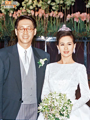 91年1月8日結婚<br>許晉亨、何超瓊（右）