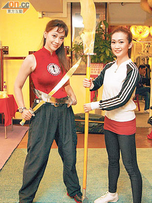 郭秀雲（左）教陳文婷練兵器。