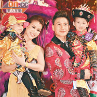 黃宗澤、胡杏兒與一對化身皇帝及王后的小朋友合照，被取笑「一家四口」。