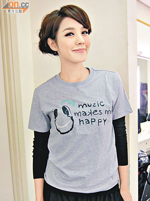 Sunny與官恩娜穿上T-shirt宣傳。