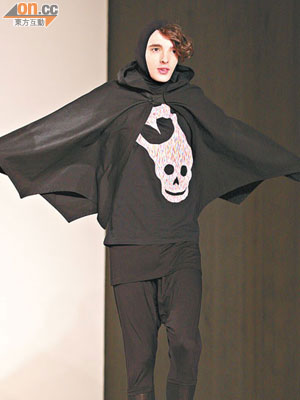 蝙蝠形的披肩設計再配合骷髏骨圖案tee，時尚與玩味合二為一。