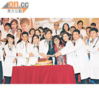 馬國明（左四）即將生日，同劇演員送上蛋糕與他慶祝，他又透露稍後要做手部手術。