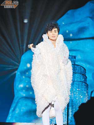 王菲昨晚在重慶如期舉行演唱會，並為意外表示歉意。