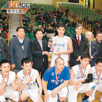 香港籃球總會名譽會長呂少文（後左二）頒發獎項予橫洲工業。