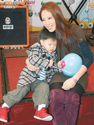 有孕3個月的李樂詩，帶同兩歲大兒子出席。