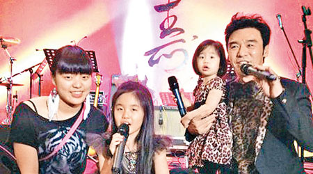 阿B（右起）與女兒鍾幗、鍾懿及鍾嘉晴上台高歌娛賓。