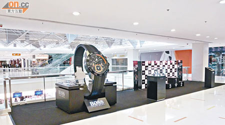 展覽場地置有巨型腕錶，頓成焦點。