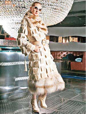 Ocean Fur Co Ltd（海洋皮草有限公司）<br>米白色剪毛貂皮長裙飾以淡啡色貂皮方塊及狐毛飾邊，手工精細，是超凡瑰麗的演繹。