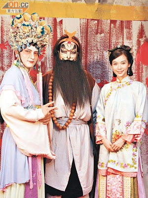 楊秀惠與京劇造型的陳豪及反串花旦的關禮傑，齊拍《金》劇片頭。