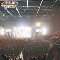 L'Arc~en~Ciel相隔4年重臨香港開騷，在逾萬名歌迷面前獻唱，全晚氣氛高昂。
