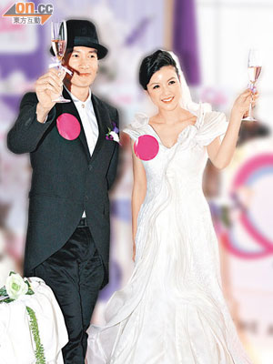 陳豪與穿上婚紗的陳茵媺一同舉杯，似向在場各人分享甜蜜。