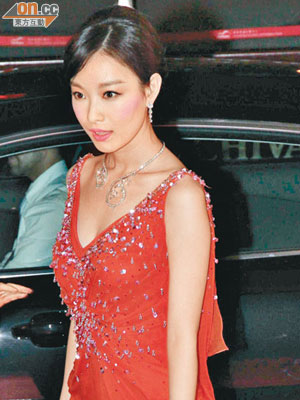 倪妮以Dior的低胸晚裝現身，佩戴Van Cleef & Arpels鑽飾。