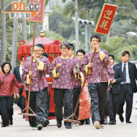 穿上中式禮服的薛嘉麟，攜一班「手下」，用大紅花轎迎接諸葛紫岐。