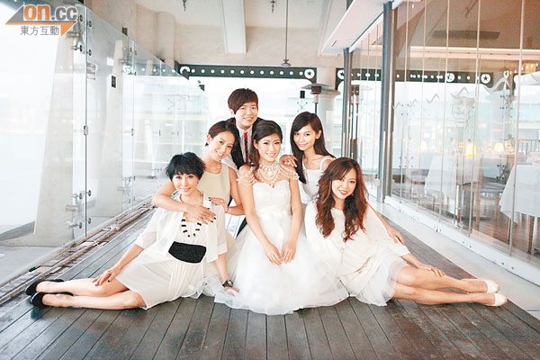 湯盈盈(左下)、梁靖琪(左二)、楊秀惠(右二)和鍾麗淇(右下)今日將陪着周家蔚出嫁。