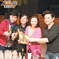 葉念琛（左起）、田雞、心悠及蕭定一開香檳慶祝。