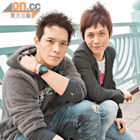李銓（左）透過台灣綜藝節目《模範棒棒堂》入行，與Kevin屬同門關係。