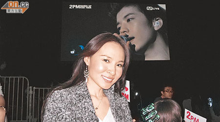 在香港睇2PM騷，楊崢不忘拍照留念。
