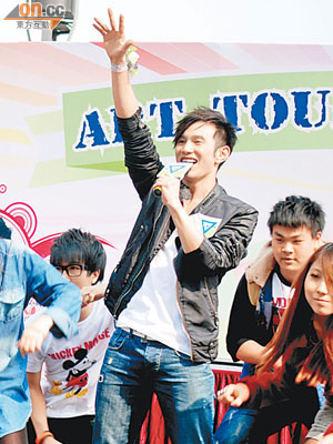 王梓軒與學生團隊一起表演唱歌跳舞。