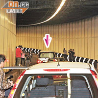 保安車（箭嘴示）在隧道突然停車，令尾隨的採訪車發生碰撞。