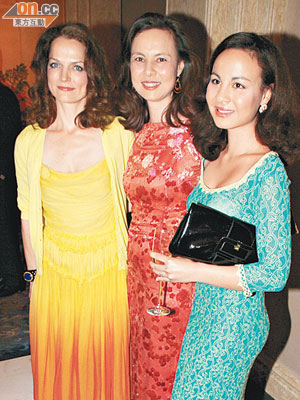 何美雲（左起）、何苗春暉與Natasha參加周年籌款晚會。