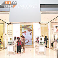 Maison Lancome全店簡約舒適的空間布局，予人悠閒自在、親切貼心的感覺。