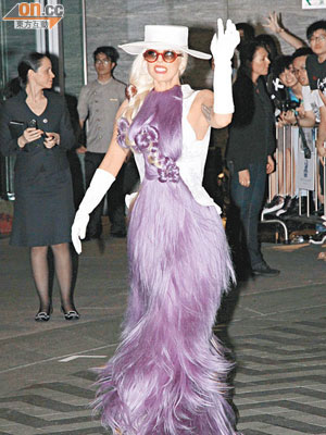 咪以為GaGa披Fur示人，她身上的是紫色真髮！