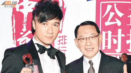 基仔（左）與老闆楊受成出席在北京水立方舉行的頒獎禮，分別獲頒「中國十大慈善明星」及「中國十大慈善家」，認真威水。