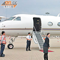 英皇娛樂老闆借出私人飛機予基仔即日來回北京，以遷就工作安排，基仔大讚體貼。
