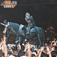 GaGa騎馬出場，獲大部分捧場歌迷大讚難忘又驚喜。