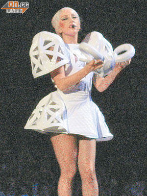 GaGa昨晚在港舉行最後一場演唱會，她首次脫下羚羊頭套見fans。