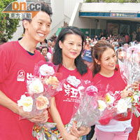 陳柏宇（左起）、黎燕珊與江若琳提前落區慶祝母親節。