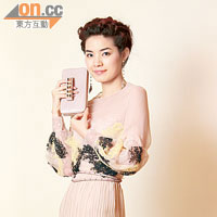 Evening dress$99,000、Clutch$49,500、Belt$3,100、Earrings$5,600