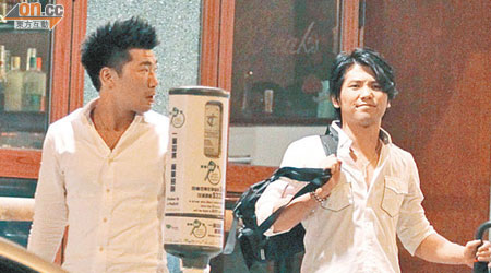 Santino（右）與男友人步出，見記者拍照即堆起笑容。