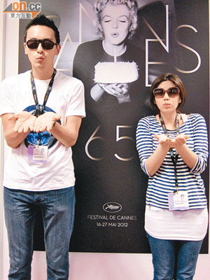 小綜、陳妍希幾經波折終於到達康城，二人興奮的與電影節海報合照。
