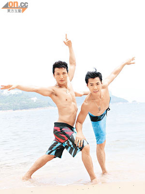 白健恩（右）和張學良齊齊在沙灘除衫曬肌。