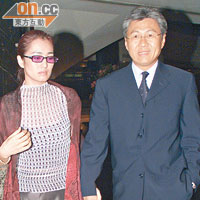 鞏俐與前夫黃和祥已告離婚，但她亦同時否認與法籍攝影師（下圖）的戀情。（資料圖片）