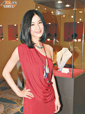 黃聖依前日出席珠寶拍賣活動，騷香肩的她身形fit爆，不似生完BB。