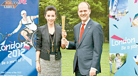 李冰冰將為倫敦奧運會傳火炬，旁為英國駐華大使吳思田。
