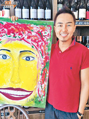 梁奕倫跟畫中的大頭肖像都擁有開心的笑容。