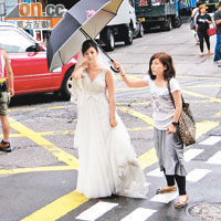 陳妍希穿上婚紗開工，並獲助手撐傘。