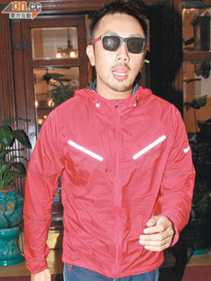 劉浩龍昨日離開茶樓時，仍「承接」活動上的面黑黑表情，拒絕受訪。